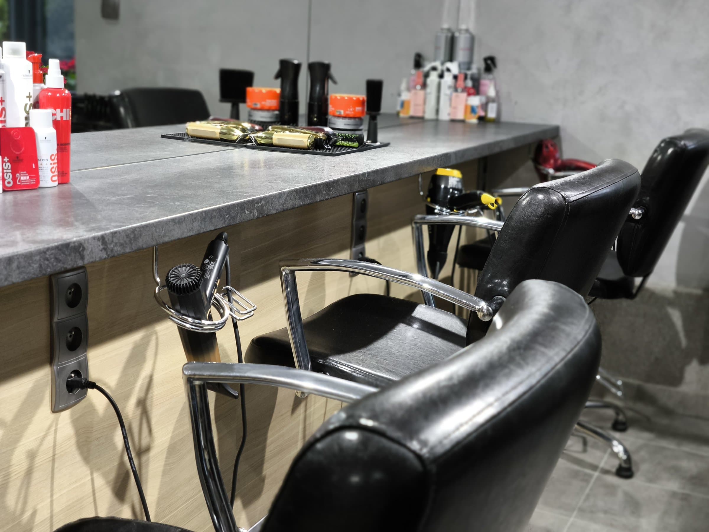 Stanowisko fryzjerskie w salonie BetiS z fotelami i kosmetykami do stylizacji