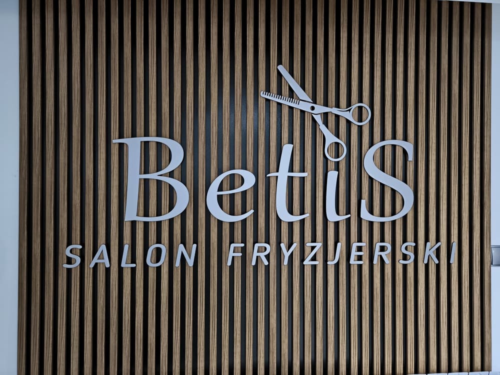 Logo salonu BetiS na drewnianej ściance