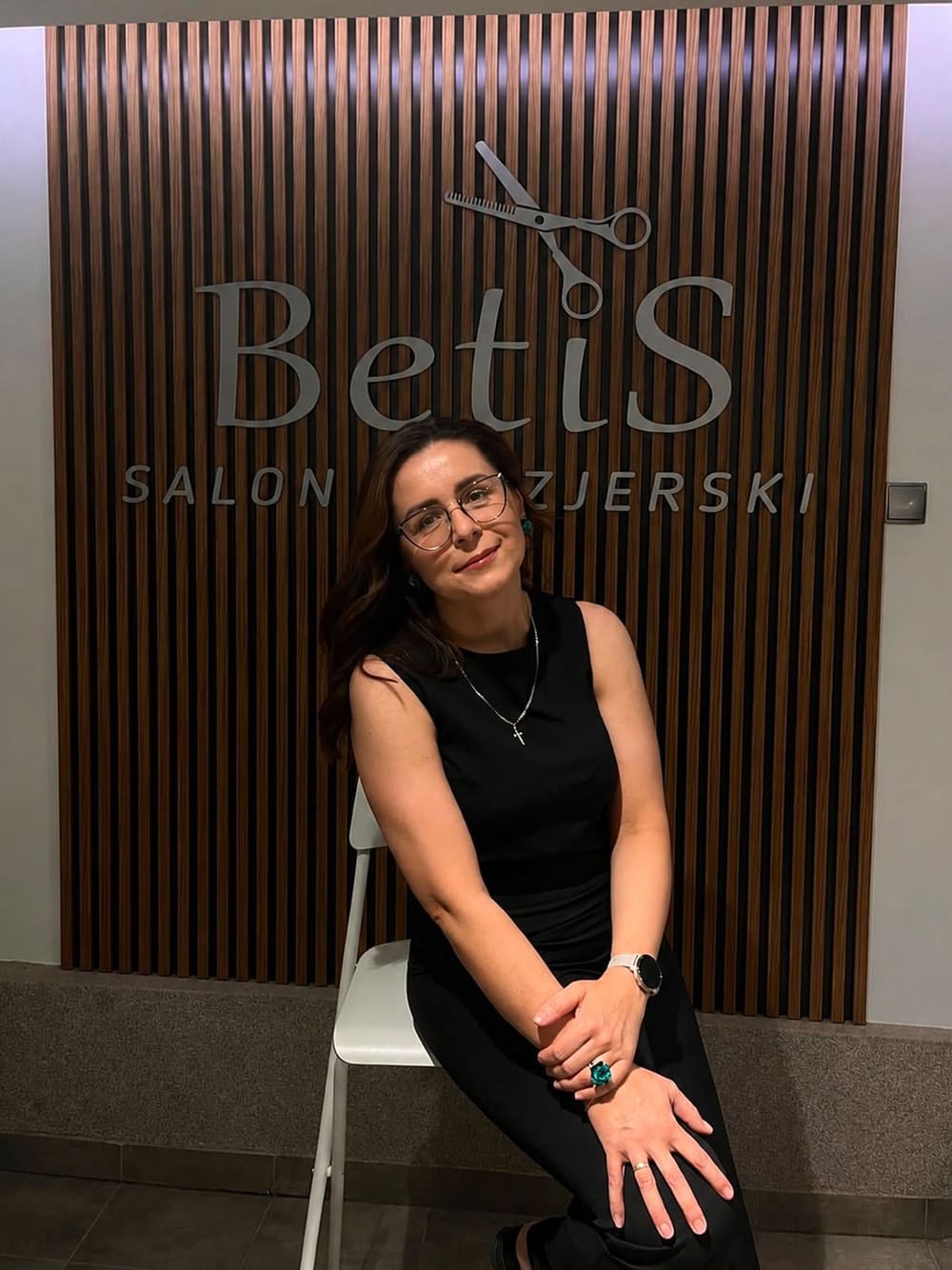 Beata Skrzypkowska, właścicielka salonu BetiS, przed logo salonu